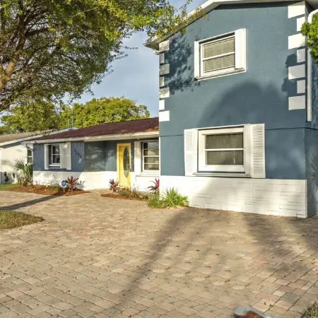 Remodeled Lake Front Pool Home! Sleeps 13! Bring dogs and kids!