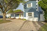 Remodeled Lake Front Pool Home! Sleeps 13! Bring dogs and kids! Hotels in Holiday