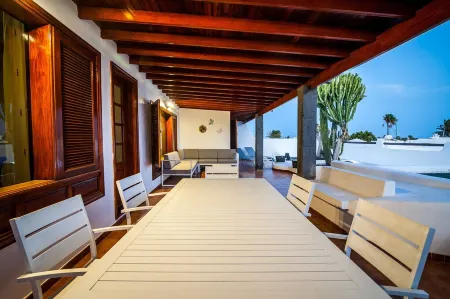 OPPORTUNITY! Stunning exclusive Villa next to the sea Отели рядом с достопримечательностью «Замок Сан Габриэль»