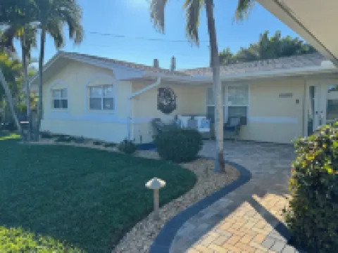 Newly renovated spacious 4BR home with pool & game room, 800m from the Beach Hotels in Melbourne Beach