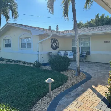 Newly renovated spacious 4BR home with pool & game room, 800m from the Beach