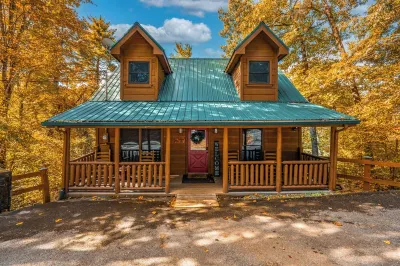 Couples Retreat-King Bed, HotTub, Fireplace, Loft, Private Deck, Arcade Hotels near Talking Turkey Studio