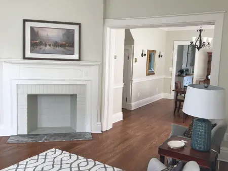 Downtown furnished apartment - walking distance to restaurants Отели рядом с достопримечательностью «Уильям Пака Хаус & Гарден»