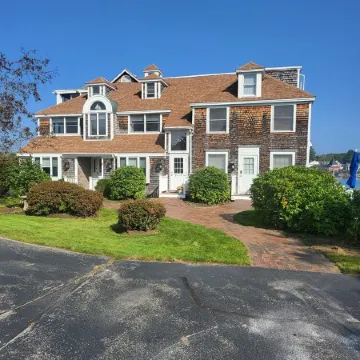 Cozy condo with harbor views. Walk to Dock Square and Beach.