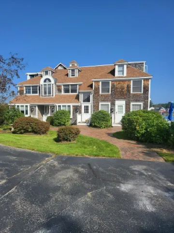 Cozy condo with harbor views. Walk to Dock Square and Beach.