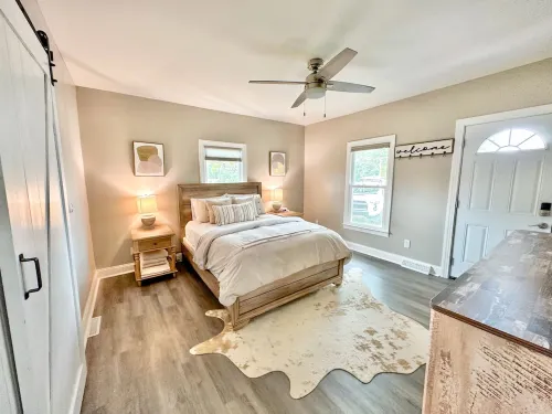Reagan’s Retreat~ Farmhouse Cottage on 45 Acres~Hot Tub, Fire Pit