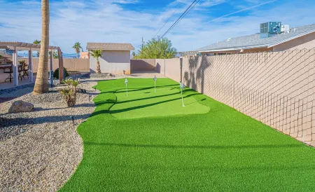 Large oasis backyard with Hot Tub, misters & built in BBQ Grill. 3B2B Southside
