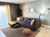 Modern 3BR house next to Airport & Strip! - Bungalows