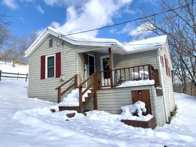 Hot Tub less than 2 miles from Smoke Hole  Pet Friendly Hotels near Seneca Rocks Discovery Center