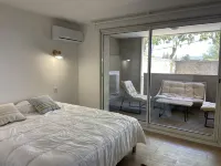 T3 Bord Canal du Midi Piscine Hotels in Homps