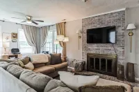 4 BR: 2 King Beds! 5 min from Main Gate, Sleeps 8!