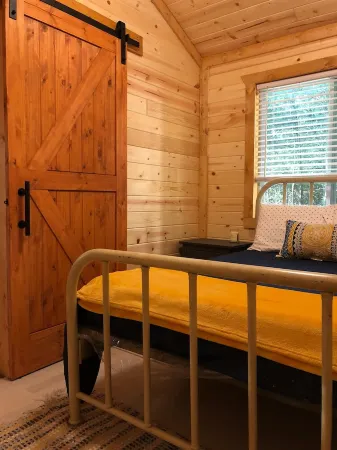 Sunset Hillside Cabin Staycation on Horse Farm - Pet Friendly D