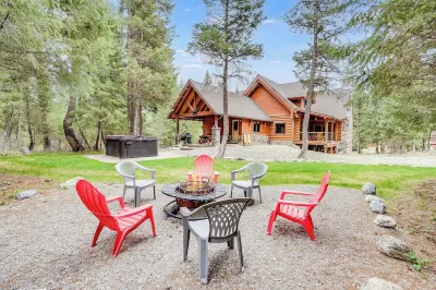 Luxury Log Home: 2 King Suites, Hot Tub, Large Yard  near Golf, Biking & Glacier Hôtels à : 