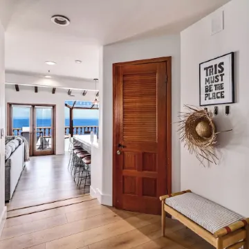 New Oceanfront Villa in Hamilton Cove. Golf Cart, Terrace + Easy Access