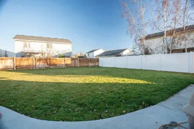 4 bed 2 bath Sleeps 8-9 people. Centrally located