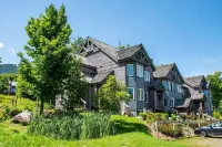 Ski in/Ski out 2 Bedroom Directly on Grammy Jay Run