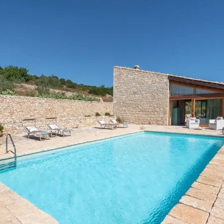 Rustic chic villa with large veranda, private pool, barbecue and free WiFi