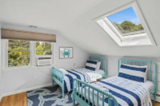 Waterfront + Sleeps 10 + Fenced Yard, Pets, Views