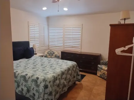 Country setting only 10 minutes to  Downtown.