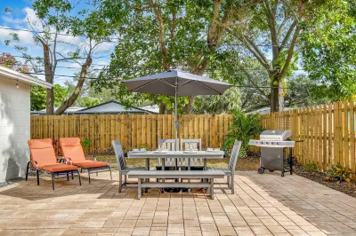 New Remodel 3/2 close to the beaches + large private fenced yard Hôtels à proximité de : Bardmoor Promenade
