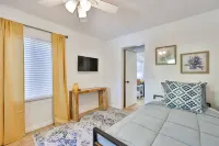 2 BEDROOM WITH LARGE YARD - LITERALLY STEPS TO THE SAND 海洋沙灘住宿飯店