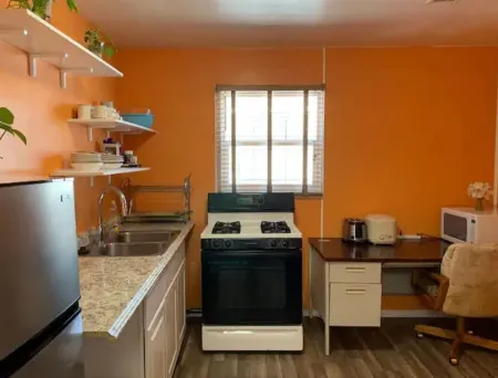 Vacation Home-Beaches, LAX Airport and Freeway405&105 Nearby Отели рядом с достопримечательностью «Oviatt Building»