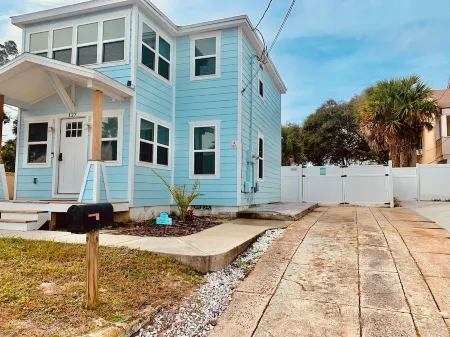 across the street from Ocean Center& walking distanceto BEACH Отели рядом с достопримечательностью «Университет Бетун-Кукман»