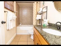 Beautiful Resort Condo with 2 Pools, Hot tub, Tiki Bar & Restaurant Hotel dekat Coconut Villas Of Dunedin