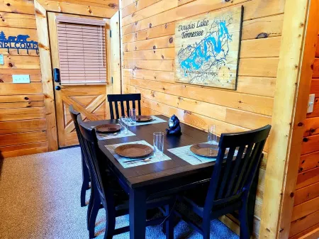 AmazingLakeView!!GasFireplace+HotTub+PoolTable+Retro Gaming System