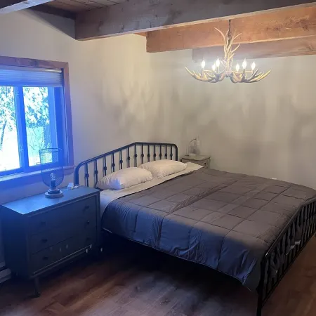 5 bdrm, 3 levels, 5 min Attitash Mt, 6 miles storyland, pool, a/c, grill Отели в г. Бартлетт