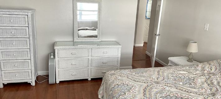 Comfy and open beach bungalow! 1 block to ocean! Hotels in Brigantine