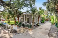 Charming 3-bedroom historic cottage in Bay Saint Louis with public beach access