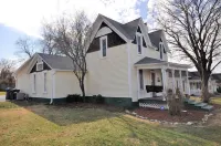 Romantic Historic Cottage in the Ozarks!