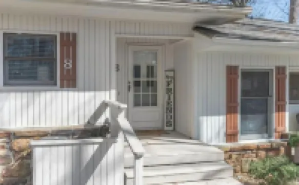 Lakefront with kayaks and private dock.  Pet friendly, nearby dog park