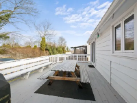 Close to Mystic, Stonington, Westerly. Room for everyone. 3 mins to Ocean Beach. Hotels in New London