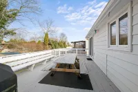 Close to Mystic, Stonington, Westerly. Room for everyone. 3 mins to Ocean Beach.