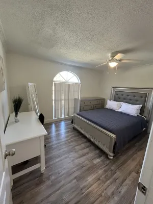 5 min to the mall, great restaurants! Family sized house, fire-pit, Pet Friendly Hotels near Costco Wholesale