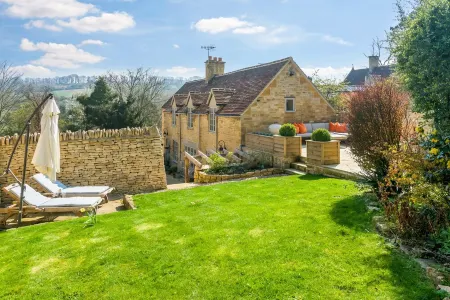 Gorgeous Stone Cottage in an Idyllic Picture Postcard Village. Parking/Garden