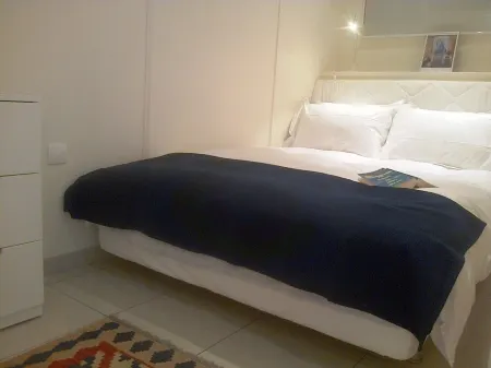 De luxe air-cond 2 bed apt close to beach with large terrace and sea view