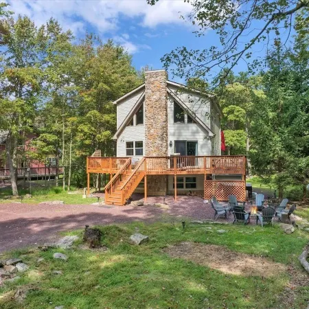 roomy CHALET-3 mts WALK2LAKE w/LINENS/FIREPIT/HOTTUB/GAMES/BB&JACK FROST Ski mts
