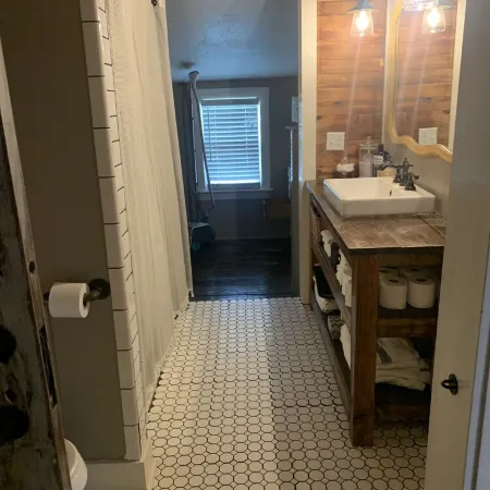 Country cottage on 3 acres right outside of town close to UTM