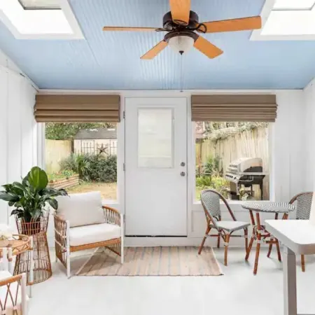 Entire townhouse- 10mins to beaches or downtown