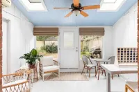 Entire townhouse- 10mins to beaches or downtown