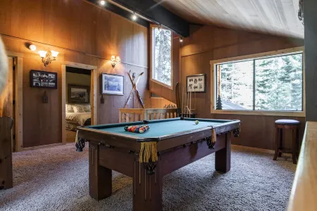 Relaxing Carnelian Bay Retreat - within walking distance to lake Отели в г. Carnelian Bay