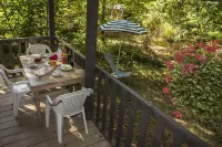 Castelwood: comfortable ecological chalets with swimming pool in the Dordogne.