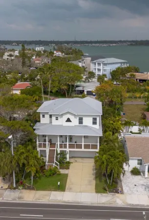 🌴☀️New Vacation Home! Steps from Beach! 4/2.5, Sleeps 8 ☀️🌴