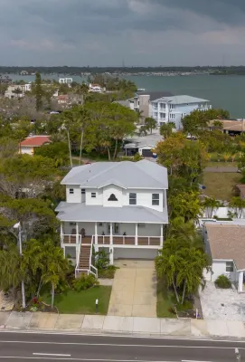 🌴☀️New Vacation Home! Steps from Beach! 4/2.5, Sleeps 8 ☀️🌴 Hotel a Redington Beach