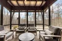 Private Modern Cabin with Hot Tub and Outdoor Shower. Pet Friendly!