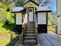 ~Landmark 1857 Farmhouse ~ Hot Tub ~ Pet Friendly ~ across from Sunset Beach ~ Hotels in der Nähe von Northwood Golf Club