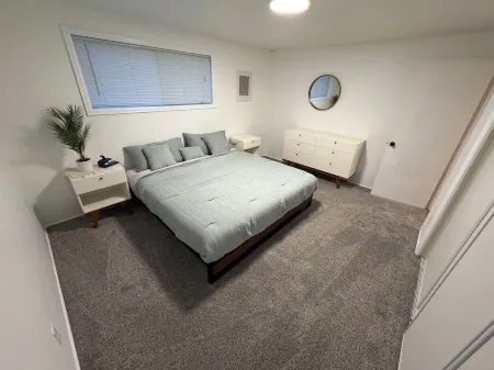 Charming 3-bedroom house in enchanting Oakridge with AC Отели в г. Окридж